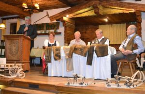 Moderator Hans Brandstätter (v.l.) mit den „Erzählern“ Rosi Jöchl, Emmerich Pfeiler, Sepp Hechenberger und Georg Mühlberger, der auf der Bühne einige Miniaturen trappierte. Foto: ersiBILD 